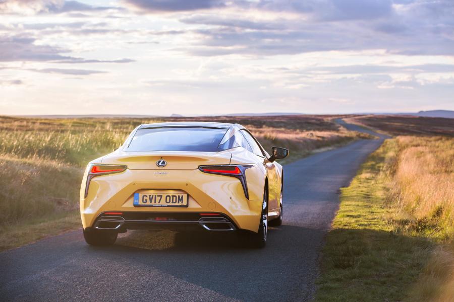  Lexus LC500 2017 года  (UK) (фото 18 из 40)